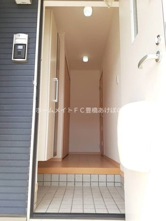 ライラック Bの玄関