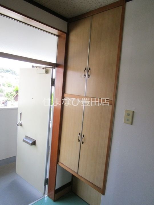 レイクグリーン三好 B棟205の玄関