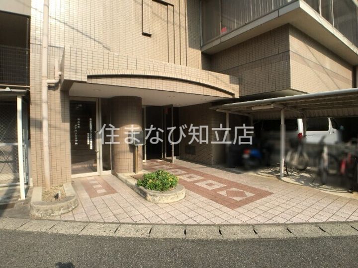 ジャルダン桜町502の玄関