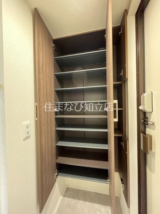 Croix Rousse(クロワルース)の玄関