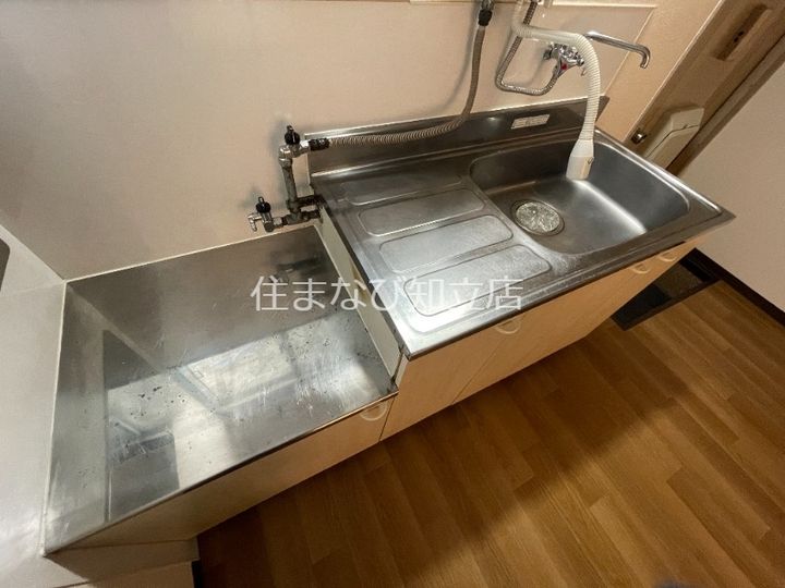 フォーヴル末広B棟のキッチン