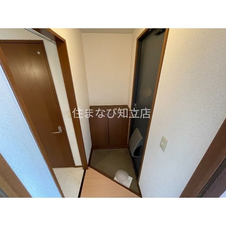 フォーレス榎 A棟101の玄関
