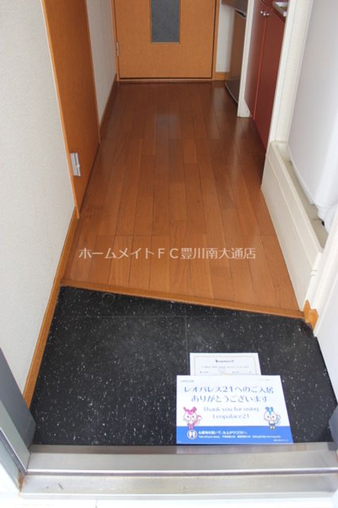 レオパレス八幡108の玄関