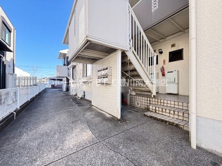 ユトリロ山道町2102の玄関