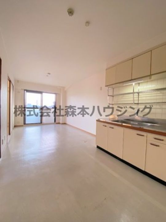 PLUM CITY RESIDENCE NEYAGAWA 403の居間