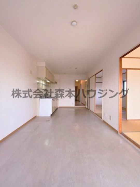 PLUM CITY RESIDENCE NEYAGAWA 403の居間