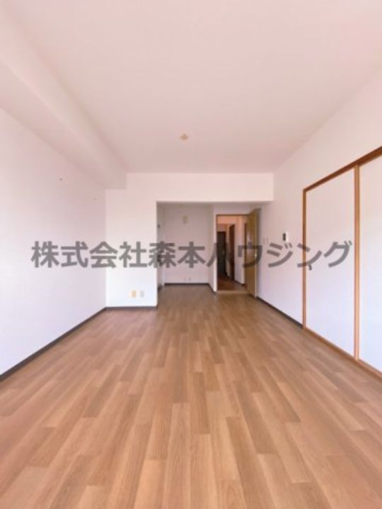 クレセントOSⅡ 405の居間