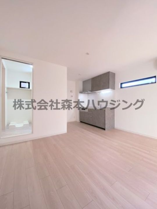 ピレーネ中野本町 202の居間