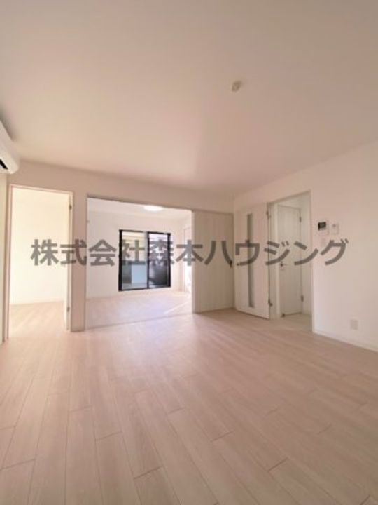 ピレーネ中野本町 202の居間