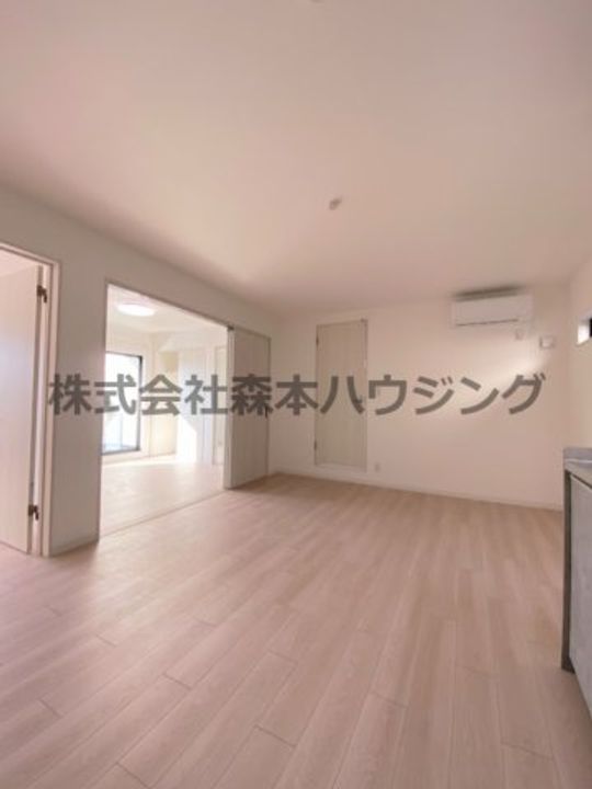 ピレーネ中野本町 301の居間