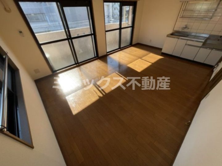 セルリア大橋の居間