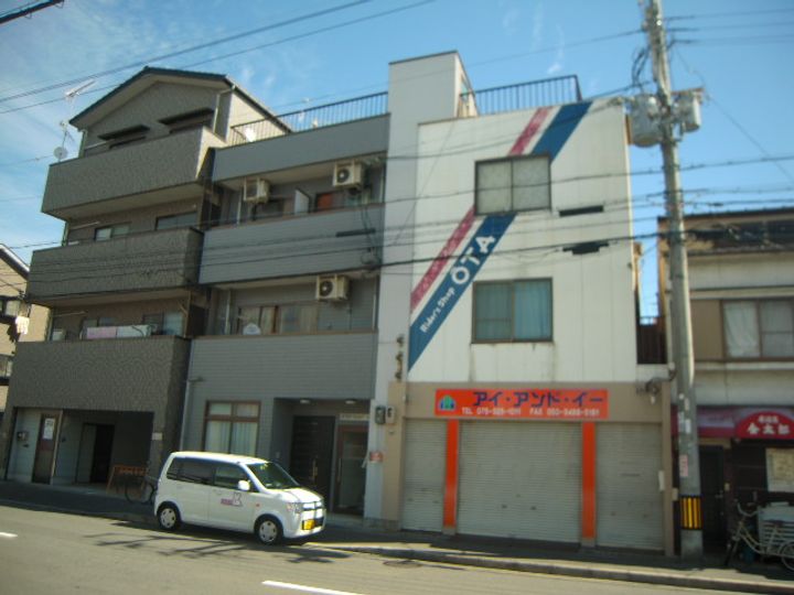 STEP RIGHT UPの外観