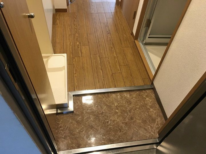 シカタセットビルディングの玄関