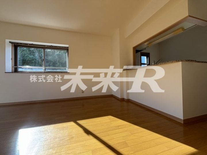 アールモニ の居間