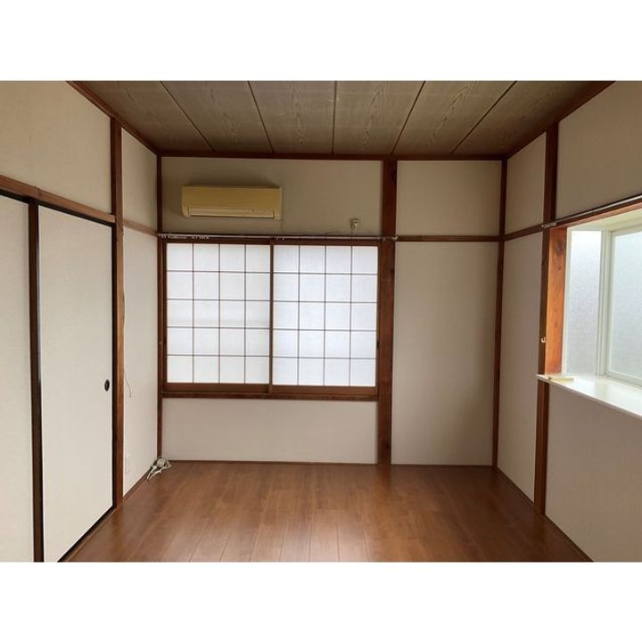 ハイツ下原A棟の居間
