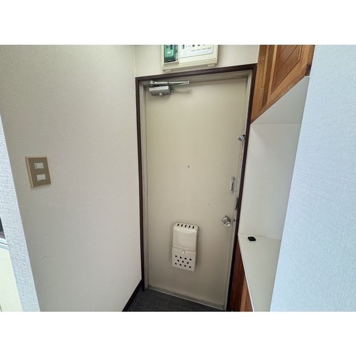 ハイツ霜越の玄関