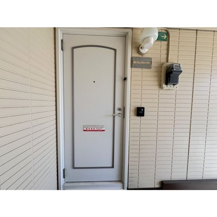 シャトルハイツBの玄関