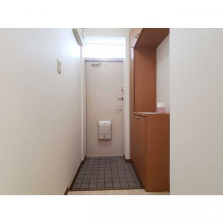 モダンピープルB棟の玄関
