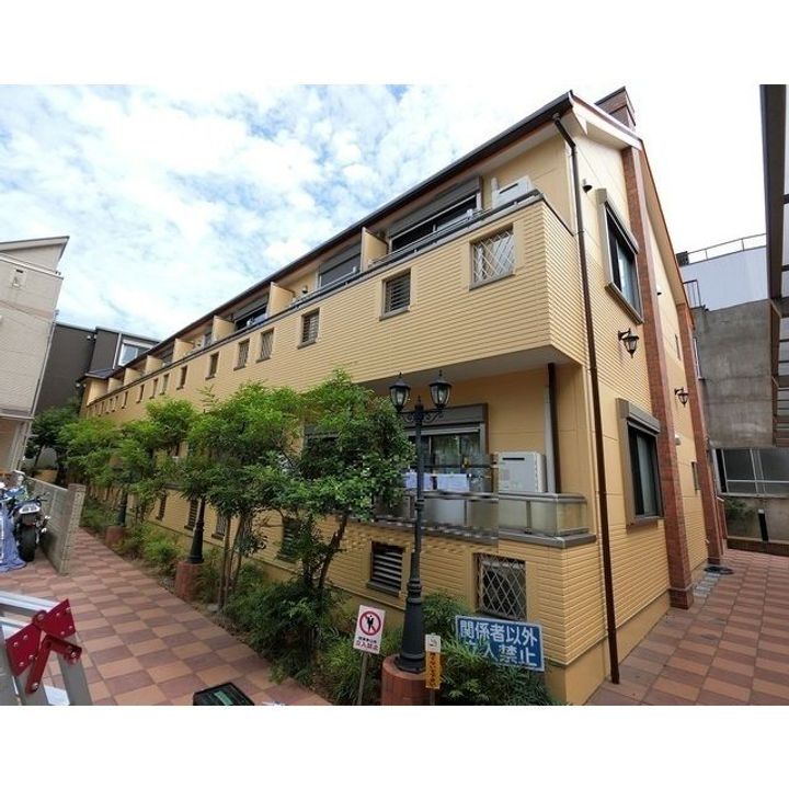 アーバングレース参番館103の外観