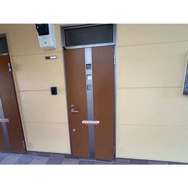 アーバングレース参番館103の玄関