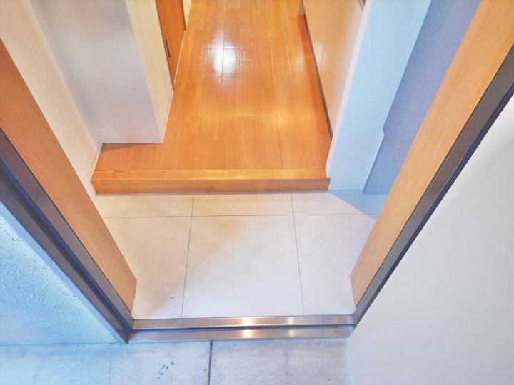 リアライズ今池(旧ニッコーテラス)の玄関