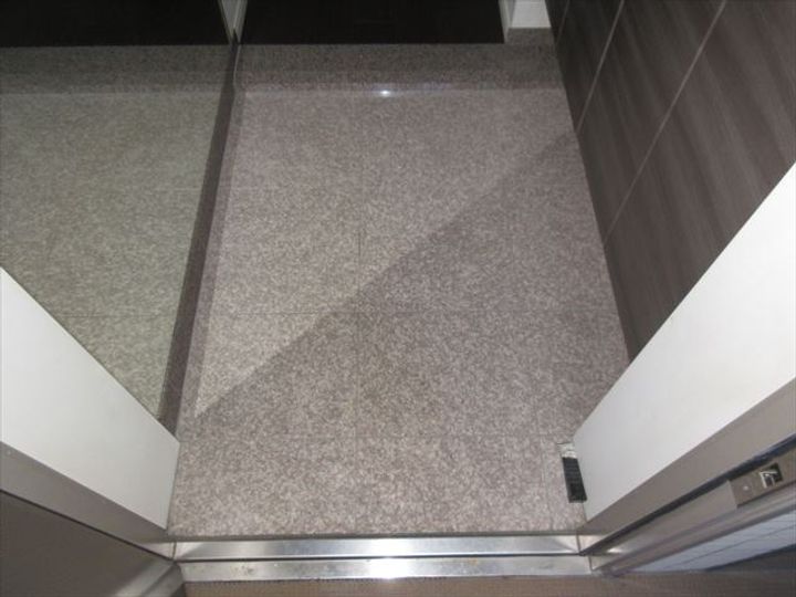 栄アインスタワーの玄関