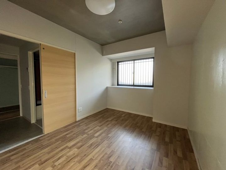 N apartmentの寝室