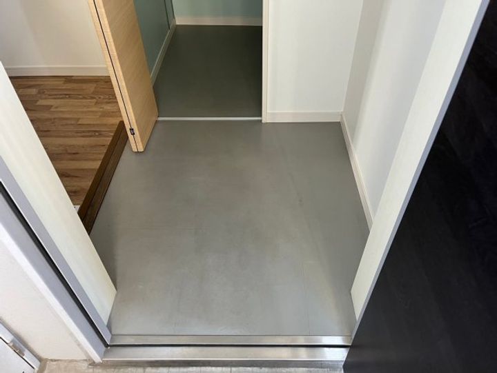 N apartmentの玄関