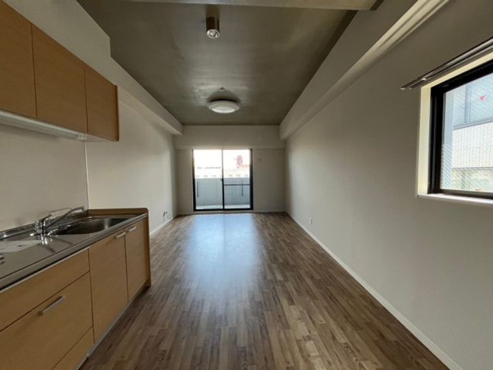 N apartmentの居間