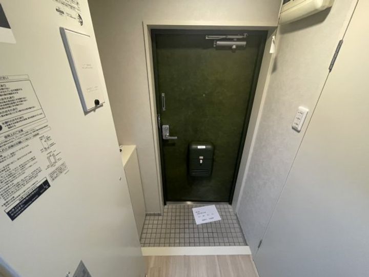 LIFE壱番館の玄関