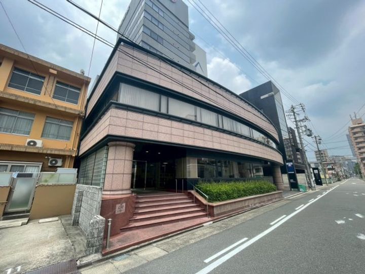 麦島建設本社ビルの外観