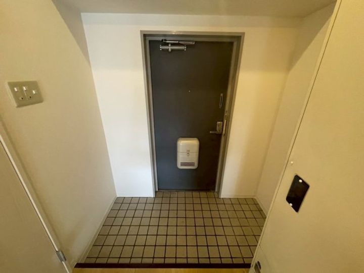 麦島建設本社ビルの玄関