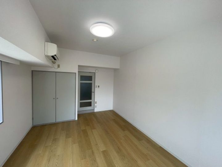 麦島建設本社ビルの居間