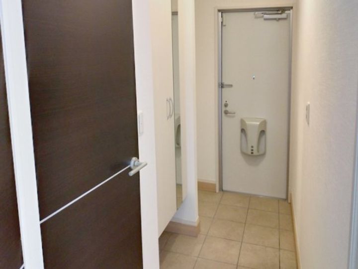 富山県高岡市中川栄町(アパート)の賃貸物件の玄関