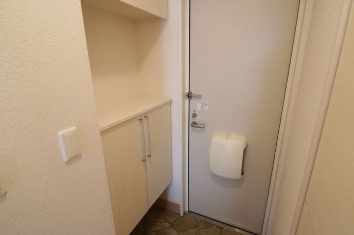 富山県高岡市関大町(アパート)の賃貸物件の玄関
