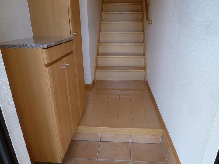 富山県高岡市戸出町4丁目(アパート)の賃貸物件の玄関