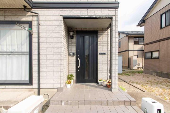 富山県砺波市石丸(テラスハウス)の賃貸物件の玄関