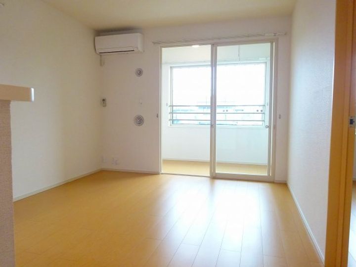 富山県高岡市蓮花寺(アパート)の賃貸物件の居間