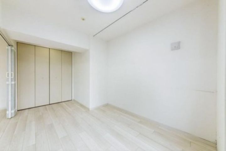 東京都新宿区歌舞伎町2丁目の賃貸マンションの居間