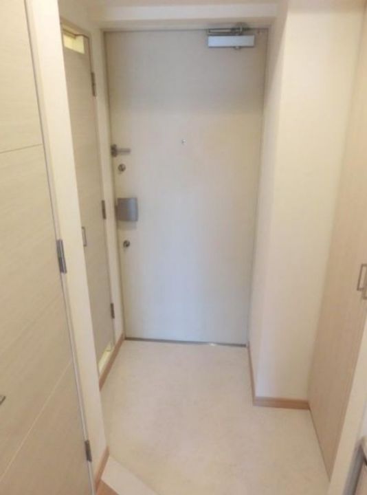 東京都新宿区百人町1丁目の賃貸マンションの玄関