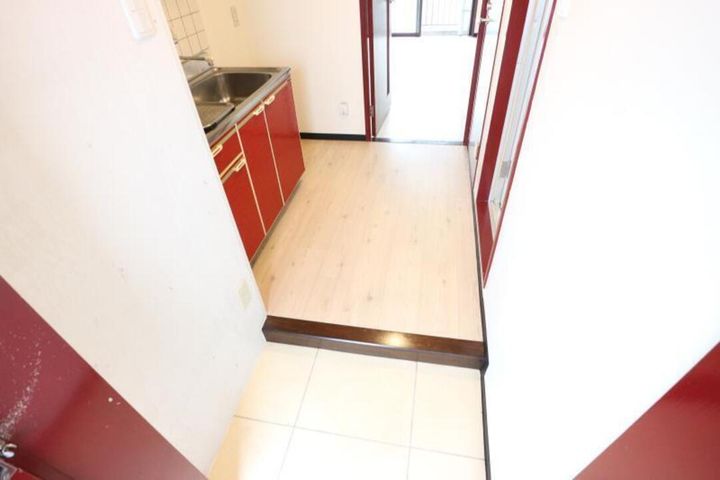 F愛光マンション408の玄関