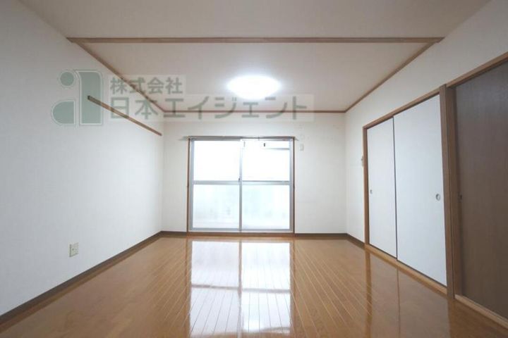 シャルマン市坪302の居間