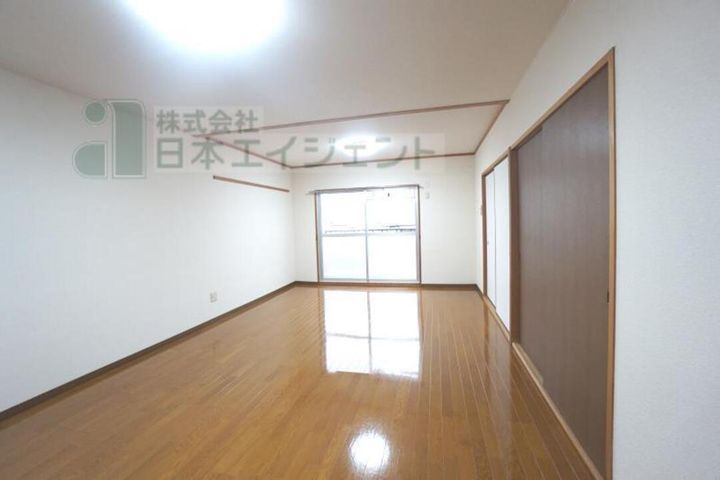 シャルマン市坪302の内装