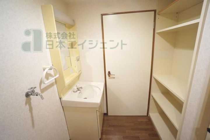 シャルマン市坪302の内装