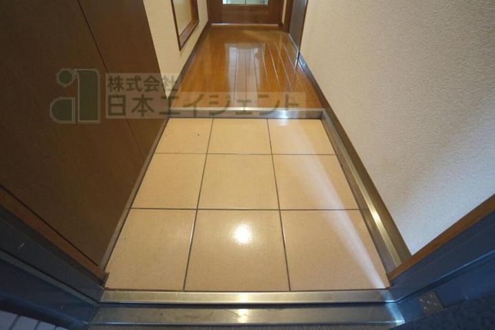 シャルマン市坪302の玄関