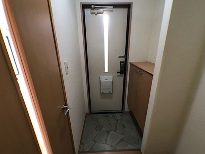 セジュール力石A棟105の玄関