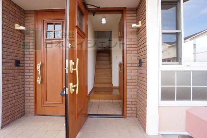 アベニール-F 2201の玄関