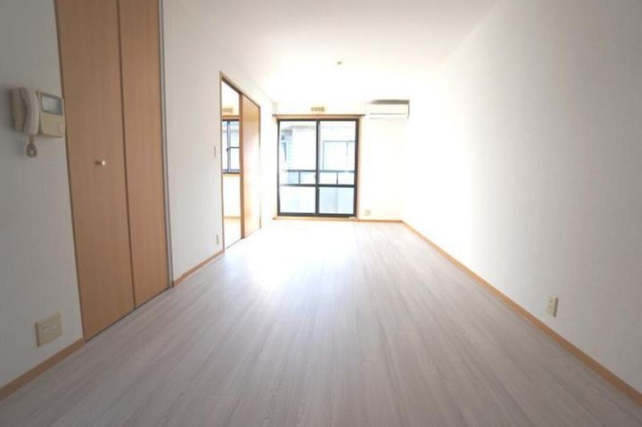 ピースフル勝岡201の居間