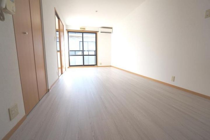 ピースフル勝岡201の居間