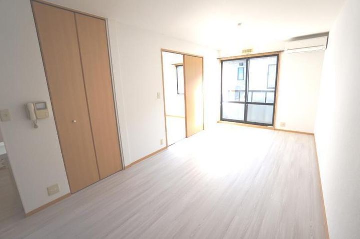 ピースフル勝岡201の居間